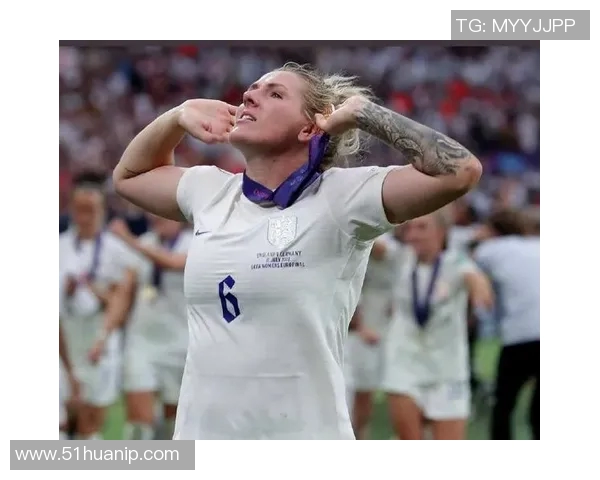 英格兰足球明星的卷发风采展示与时尚魅力解析